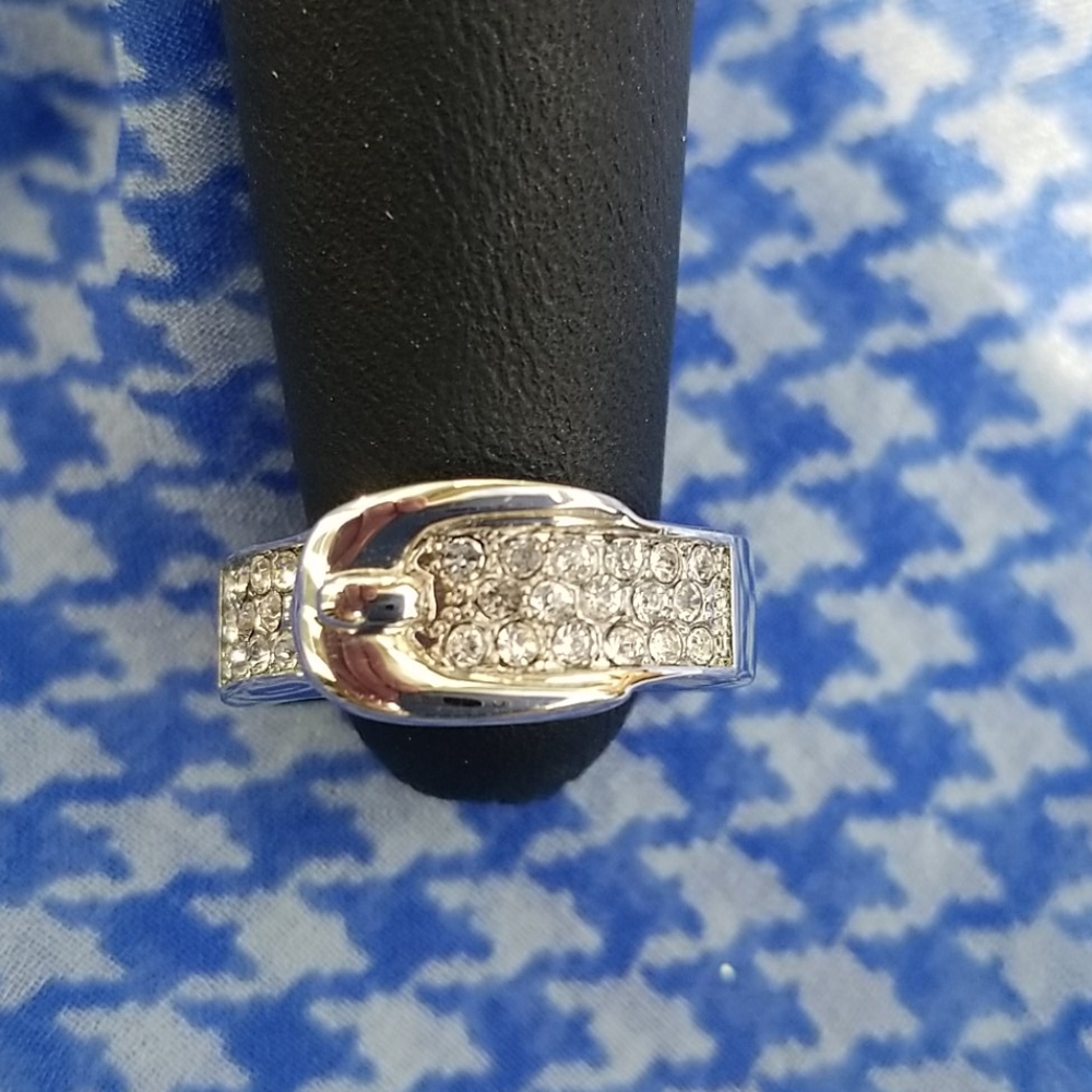 Beautiful & Fun Buckle Ring!!๐๐ท - Picture 5 of 5